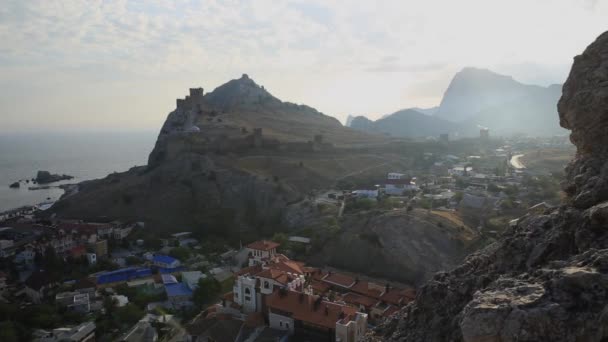 Panorama de l'ancienne forteresse génoise dans la ville de Sudak. Repère architectural historique au coucher du soleil. Crimée. — Video