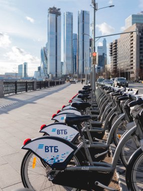 MOSCOW, Rusya - 7 Kasım 2021. Bisikletler caddeye park edilmiş. Turistler için şehir yolu ve sıra sıra çevre dostu araçlar.