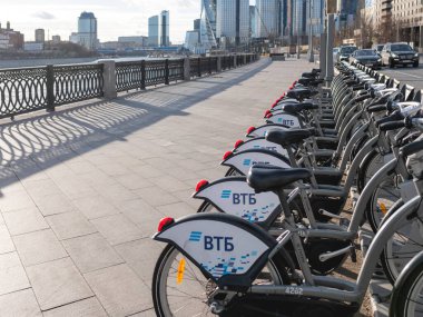 MOSCOW, Rusya - 7 Kasım 2021. Bisikletler caddeye park edilmiş. Turistler için şehir yolu ve sıra sıra çevre dostu araçlar.