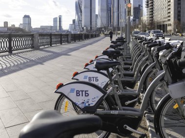 MOSCOW, Rusya - 7 Kasım 2021. Bisikletler caddeye park edilmiş. Turistler için şehir yolu ve sıra sıra çevre dostu araçlar.