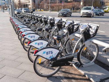 MOSCOW, Rusya - 7 Kasım 2021. Bisikletler caddeye park edilmiş. Turistler için şehir yolu ve sıra sıra çevre dostu araçlar.