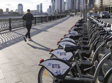 MOSCOW, Rusya - 7 Kasım 2021. Bisikletler caddeye park edilmiş. Turistler için şehir yolu ve sıra sıra çevre dostu araçlar.