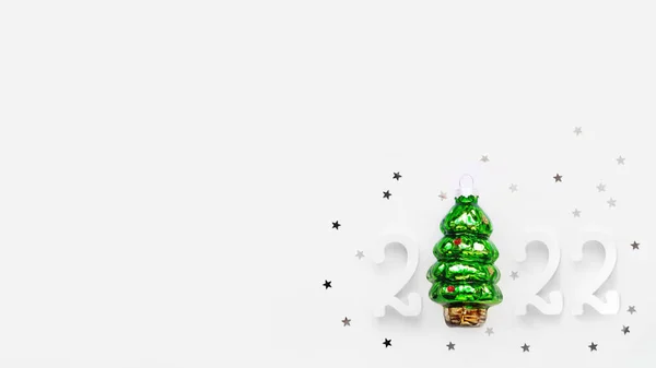 Árvore Natal Fundo Branco Com Estrelas Confetti Ano Novo 2022 — Fotografia de Stock
