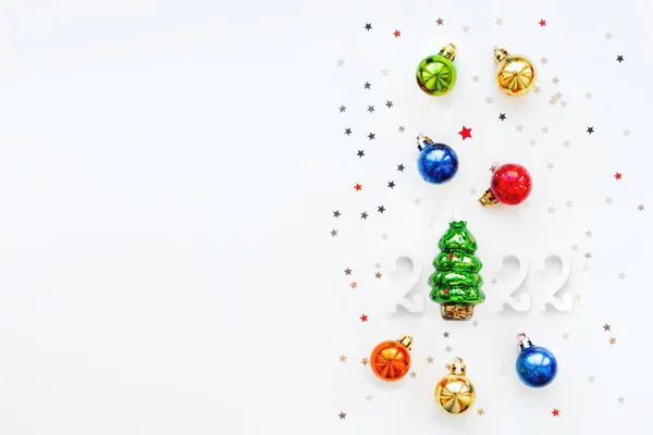 カラフルな装飾が施されたクリスマスツリー 2022年のお祝いのシンボル トップビュー コピースペース付きフラットレイアウト — ストック写真