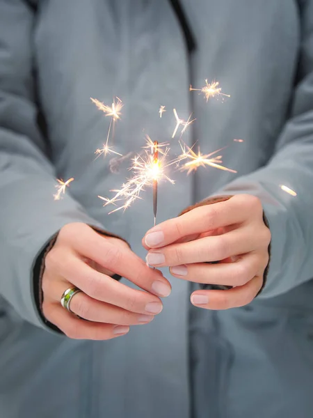 Femme Célèbre Noël Nouvel Avec Brillant Scintillant Feu Bengale Feu — Photo