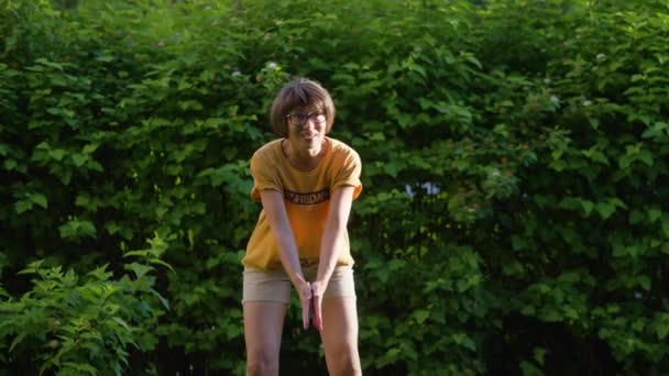 Madre e hijo juegan al frisbee en el césped. Vibras de verano. Actividad de ocio al aire libre. Vida familiar. Juego de deportes en el patio trasero. — Vídeo de stock