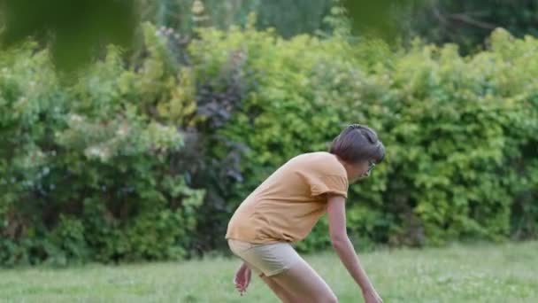 La mujer juega al frisbee en el césped. Vibras de verano. Actividad de ocio al aire libre. Vida familiar. Juego de deportes en el patio trasero. — Vídeo de stock
