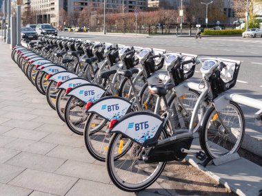 MOSCOW, Rusya - 7 Kasım 2021. Bisikletler caddeye park edilmiş. Turistler için şehir yolu ve sıra sıra çevre dostu araçlar.