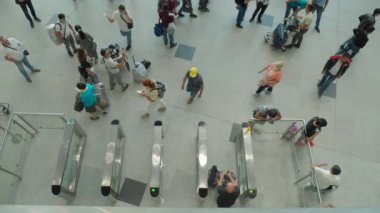 MOSCOW, Rusya - 28 Haziran 2021. Domodedovo Havaalanı 'nın birinci katındaki insanları taşıma konusunda üst düzey görüş.