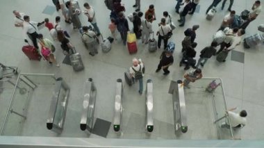 MOSCOW, Rusya - 28 Haziran 2021. Domodedovo Havaalanı 'nın birinci katındaki insanları taşıma konusunda üst düzey görüş.