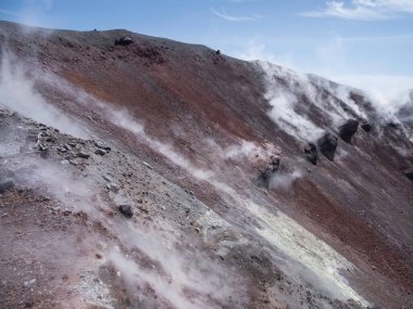 Avachinsky stratovolcano 'lu Caldera, aynı zamanda Avacha Volkanı olarak da bilinir. Sıcak gayzerlerden buhar sallıyor. Kamçatka Yarımadası, Rusya.