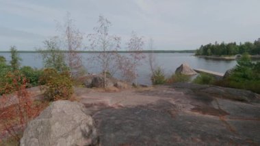 Mon Repos parkındaki panorama deniz manzarası. Vyborg, Rusya.