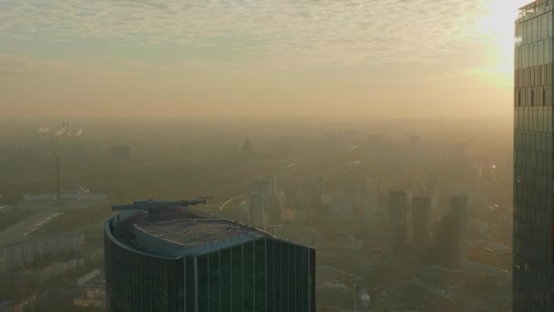 MOSCOW, RÚSSIA - 07 de outubro de 2021. Panorama vista do arranha-céu do centro de negócios Moscou-cidade ao pôr do sol. — Vídeo de Stock