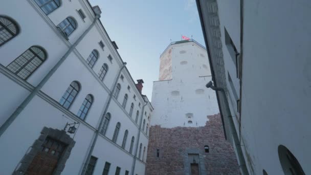 WYBORG, RUSSLAND - 17. August 2021. Blick von unten auf den St. Olaf-Turm des berühmten Wyborger Schlosses. — Stockvideo