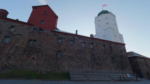 VYBORG, RUSSIA 17 agosto 2021. Vista in basso sulla torre di Sant'Olaf del famoso Castello di Vyborg. — Video Stock