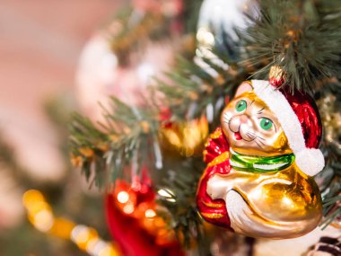 Parlak süslemeli Noel ağacı. Oyuncak kaplan ya da kediyle süslenmiş fidan ağacı, 2022 yılbaşı kutlamasının sembolü..