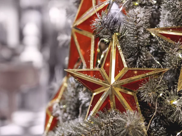Kerstboom Versierd Met Kunstsneeuw Felrode Sterren Kopieën Van Grote Beroemde — Stockfoto