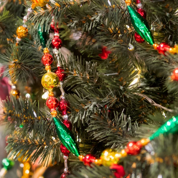 Árbol Navidad Con Brillantes Decoraciones Retro Árbol Abeto Decorado Con — Foto de Stock