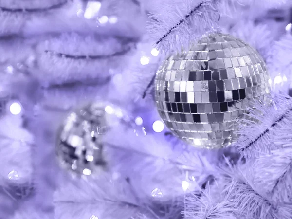 Árvore Natal Artificial Muito Peri Colorido Com Bolas Disco Espelho — Fotografia de Stock