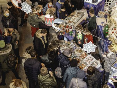 MOSCOW, Rusya - 19 Aralık 2021. GUM (Ana Mağaza) Yeni Yıl ve Noel Fuarı için dekore edilmiştir. İnsanlar eski moda cam süslemeler alıyorlar..
