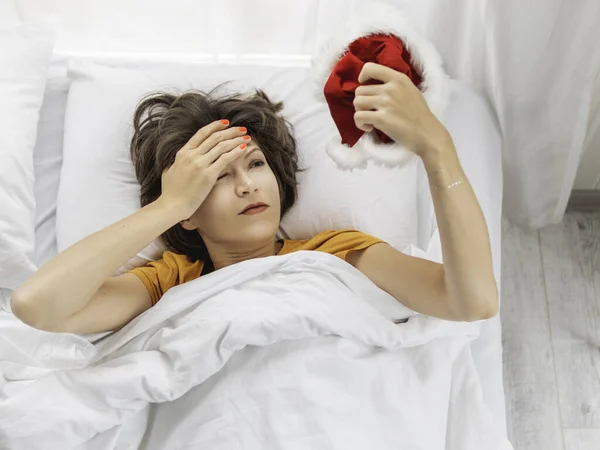 Женщина Шляпе Санты Просыпается После Рождественской Вечеринки Страдает Головной Боли — стоковое фото