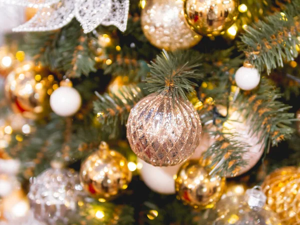 Árbol Navidad Con Decoraciones Brillantes Árbol Abeto Decorado Con Bombillas — Foto de Stock
