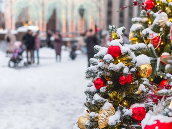 Renkli Dış Dekorasyonlu Noel Ağacı Yeni Yıl Kutlaması Için Ampullerle Telifsiz Stok Fotoğraflar