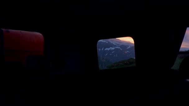 As pessoas atiram colorido pôr do sol através de janelas de ônibus em movimento. Viagem ao redor da península de Kamchatka, Rússia. — Vídeo de Stock