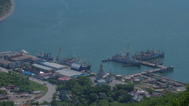 Aerial view of Petropavlovsk-Kamchatsky port from Nikolskaya Sopka. Sea Cathedral of Archangel Michael on Kamchatka peninsula, Russia. — Stockvideo