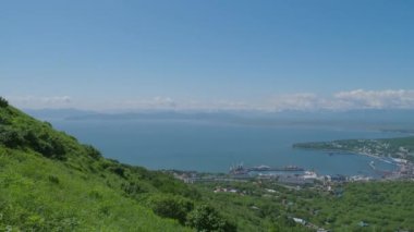 Nikolskaya Sopka 'dan Petropavlovsk-Kamçatsky' nin Panorama manzarası. Havadan şehir manzarası. Kamçatka Yarımadası, Rusya.