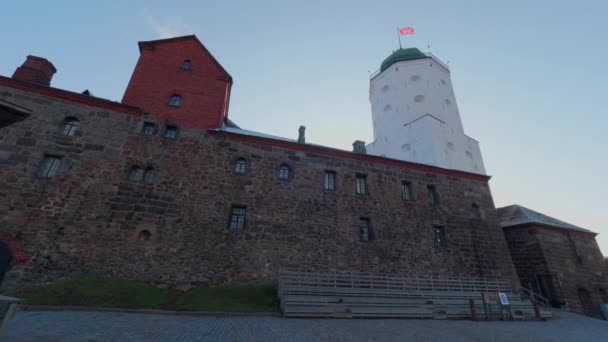 VYBORG, RUSSIA 17 agosto 2021. Vista in basso sulla torre di Sant'Olaf del famoso Castello di Vyborg. — Video Stock