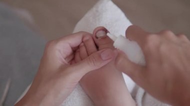 Anne çocuklarının başparmağını bandajlıyor. Ayağı bandajlı çocukların yakın plan fotoğrafı. Küçük bir aile içi yaralanma durumunda ilk yardım.