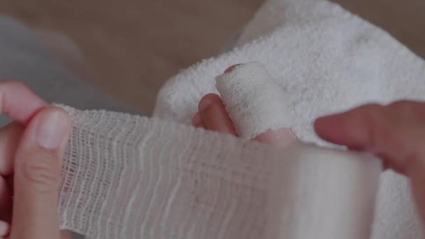 Moeder verbandt haar kinderen met een grote teen. Close-up foto van kinderen voet met verbonden vinger. Eerste hulp in geval van kleine binnenlandse schade. — Stockvideo