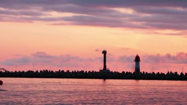 Silhueta de farol sobre fundo colorido pôr do sol. Porto de Sochi, Rússia. — Vídeo de Stock