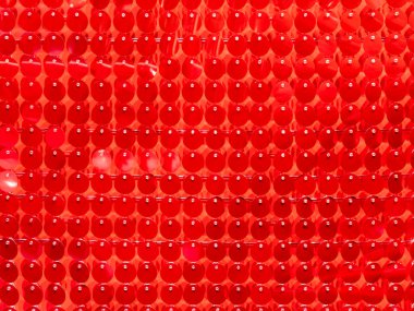 Plastik kılıçlardan yapılmış tam çerçeveli bir arka plan. Parlak kırmızı boncuklardan oluşan canlı arkaplan.