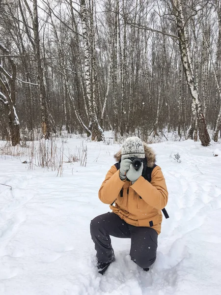 Homem Com Câmara Floresta Inverno Fotógrafo Tira Fotos Árvores Sob — Fotografia de Stock