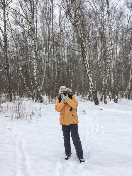 Man Met Camera Het Winterbos Fotograaf Maakt Foto Van Bomen — Stockfoto