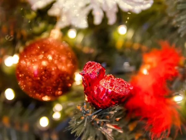 Árbol Navidad Con Decoraciones Brillantes Árbol Abeto Decorado Con Bombillas — Foto de Stock