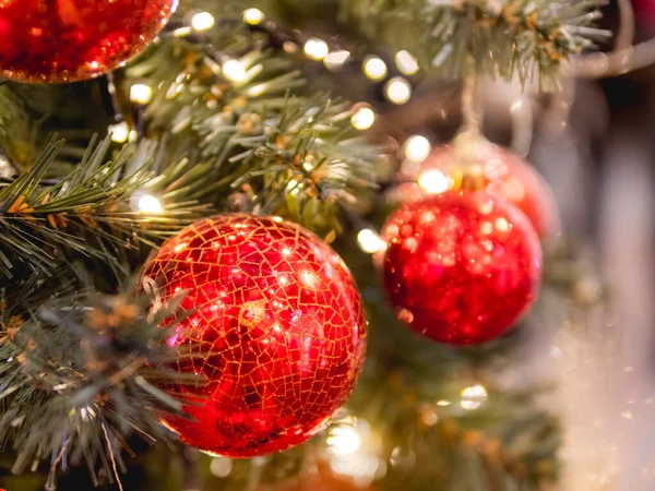 Árbol Navidad Con Decoraciones Brillantes Árbol Abeto Decorado Con Bombillas — Foto de Stock