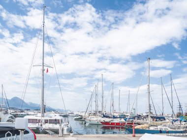 Yatlar Türkiye 'nin Kemer kentindeki Grand Marina' da demirli. Akdeniz turistleri için güzel gemiler..
