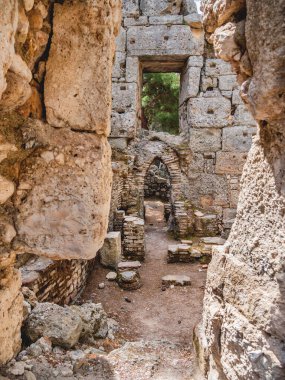 Antik şehir Phaselis 'in kalıntıları. Hasarlı binaların taşları. Türkiye 'nin mimari simgesi.