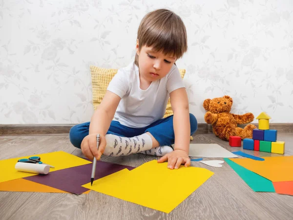 Toddler Boy Learns Cut Colored Paper Scissors Kid Sits Floor — Stock Photo, Image