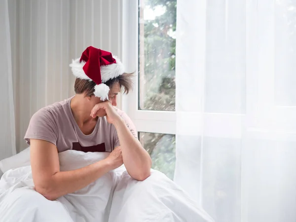 Человек Шляпе Санты Просыпается После Рождественской Вечеринки Страдает Головной Боли — стоковое фото
