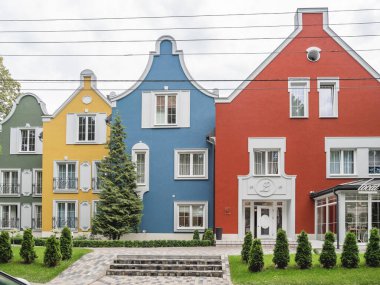 SVETLOGORSK, RUSSIA - 21 Temmuz 2019. Butik-otel ve spa Madam L 'nin Avrupa tarzı modern mimari renkli binaları.