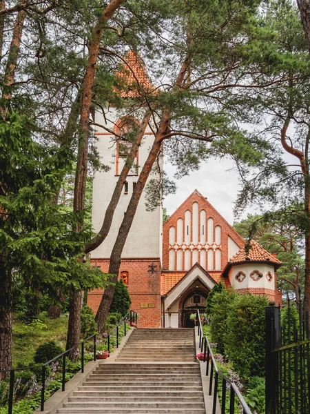 Svetlogorsk ロシア 2019年7月21日 ルテラン カーク 英語版 の古い建物内にあるサラフのセラフィム教会の主建物と鐘楼 — ストック写真