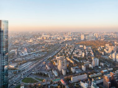 MOSCOW, Rusya - 07 Ekim 2021. Gün batımında Moskova 'dan Khoroshyovsky Bölgesi' nin Panorama manzarası.