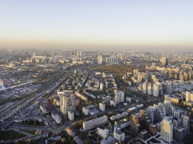 MOSCOW, Rusya - 07 Ekim 2021. Gün batımında Moskova 'dan Khoroshyovsky Bölgesi' nin Panorama manzarası.