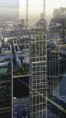 MOSCOW, Rusya - 07 Ekim 2021. Moskova iş merkezinin gökdeleninden panorama manzarası. Pencere camındaki insanların siluetleri.