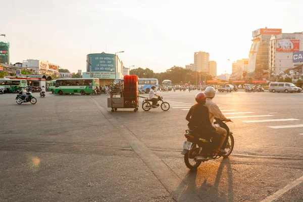 Chi Minh Vietnam Marzo 2009 Hombre Conduce Motocicleta Con Mesas — Foto de Stock