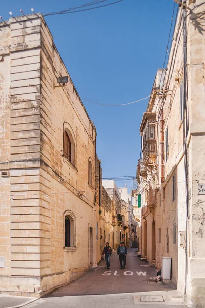 Rabat Malta Φεβρουαρίου 2010 Τουρίστες Περπατούν Στο Στενό Δρόμο Του — Φωτογραφία Αρχείου